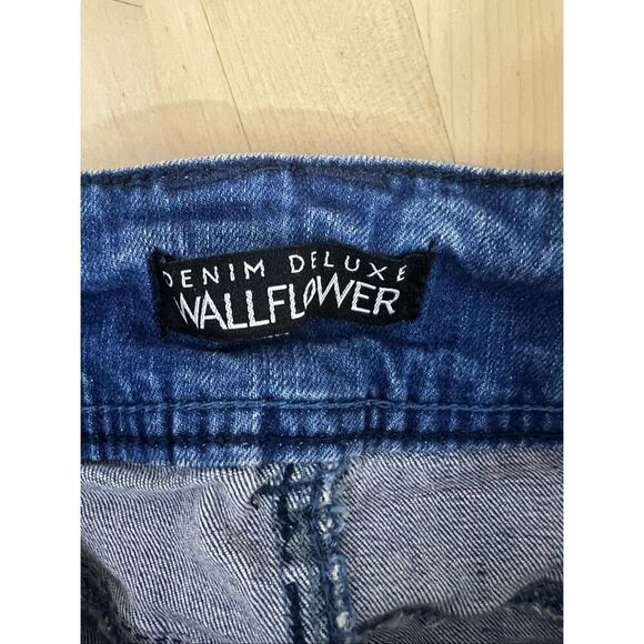 Wallflower Women Blue Denim Shorts Juniors Size 7 Embroidered Cuffed Stretch - Picture 8 of 12
